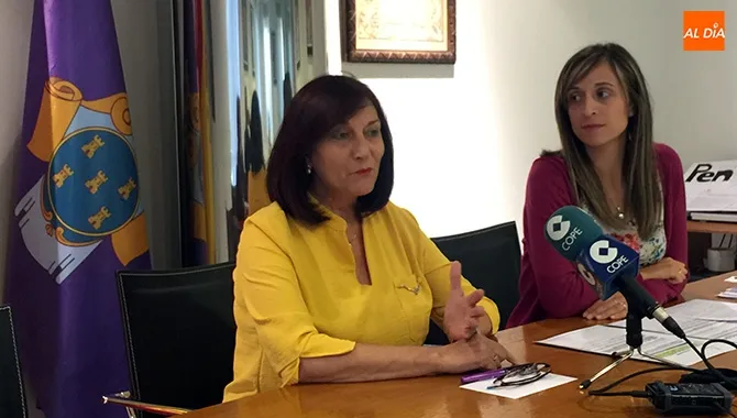 La alcaldesa Carmen Ávila y la concejal de Educación, Fatima Manzano, presentaban las ayudas al libro, material y transporte del estudiante