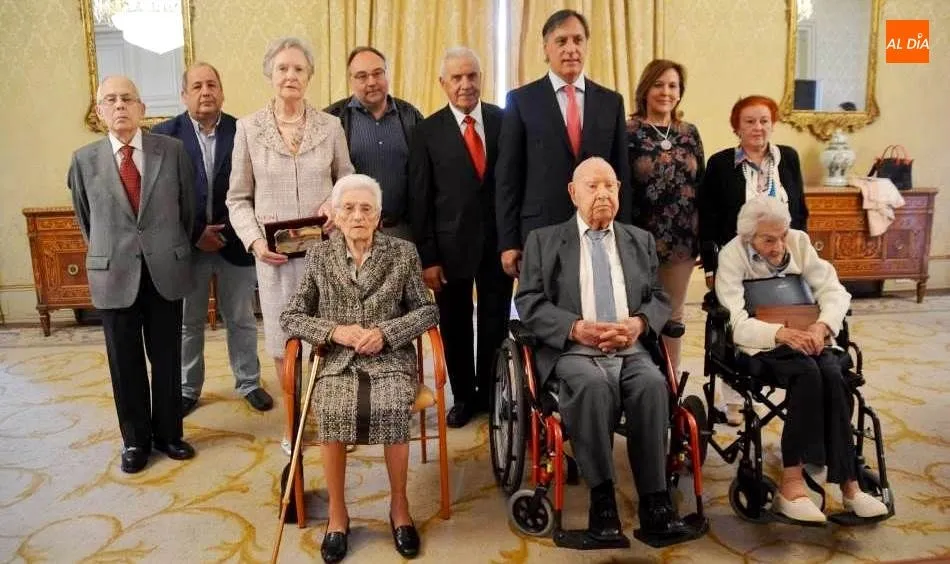 Carlos García Carbayo, alcalde de Salamanca, en el centro, junto a los homenajeados y sus familiares. Foto de Lydia González
