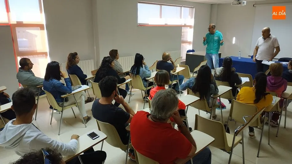 La reunión informativa atrajo la atención de más de una veintena de personas