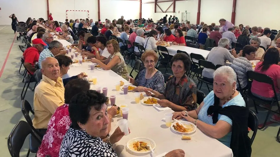 Un parque infantil, comida popular y chocolatada para los mayores en la segunda jornada festiva de...