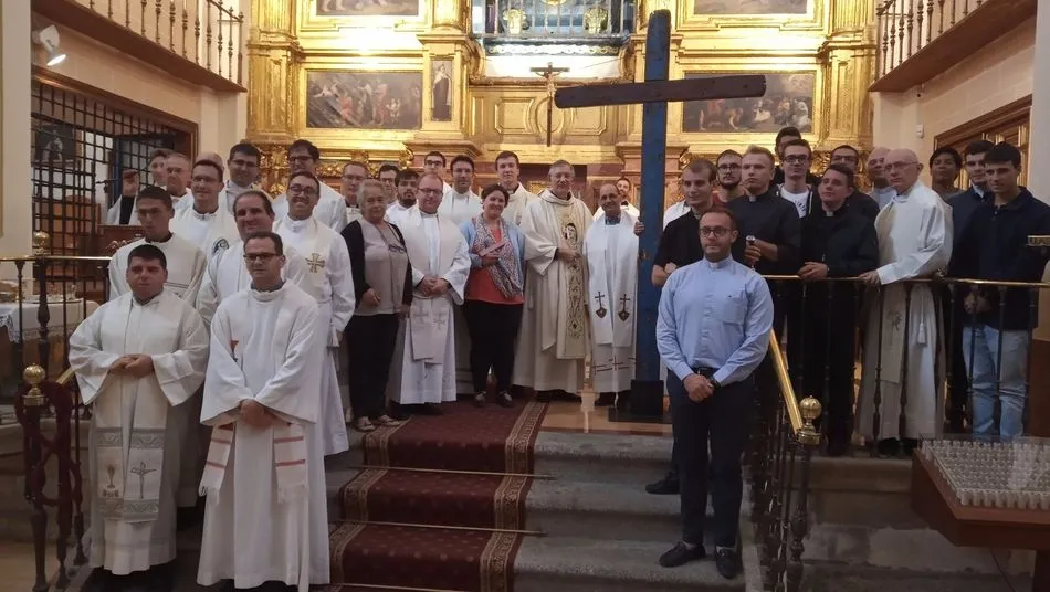La Cruz de Lampedusa en la iglesia de la Anunciación. Fotografías: Encuentro y Solidaridad