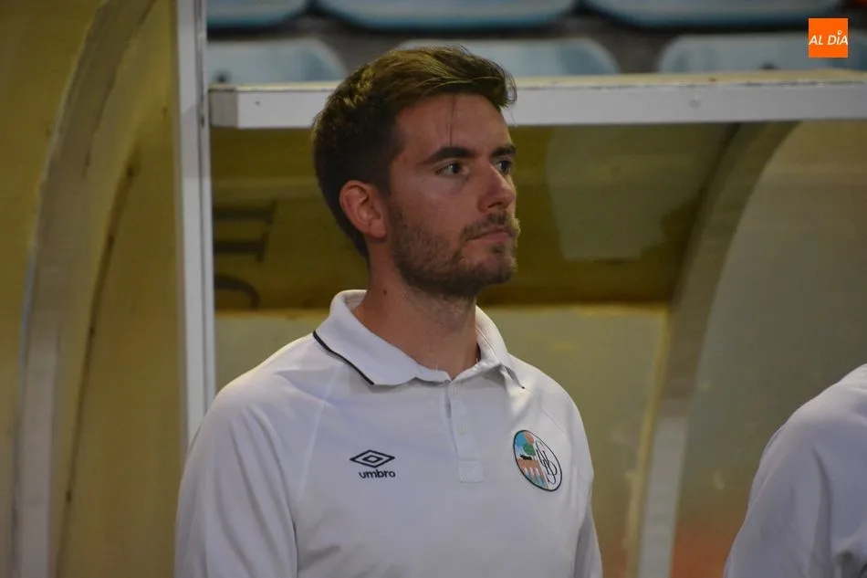 Cortés observa un partido