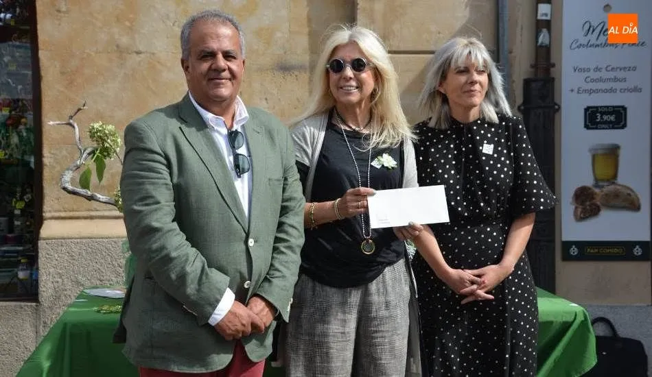 Entrega cheque de la Diputación  a la AECC. Foto de Lydia González