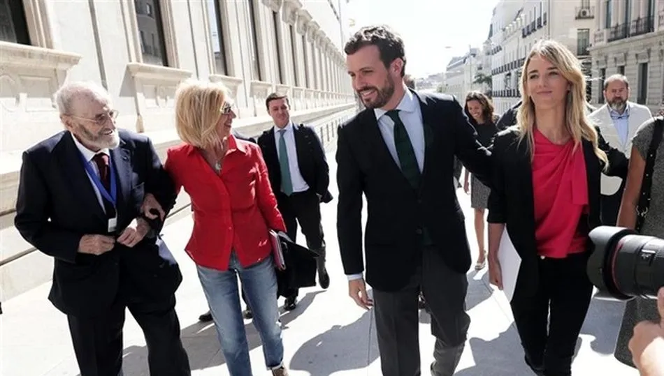 Rosa Díez junto a Pablo Casado / EUROPA PRESS