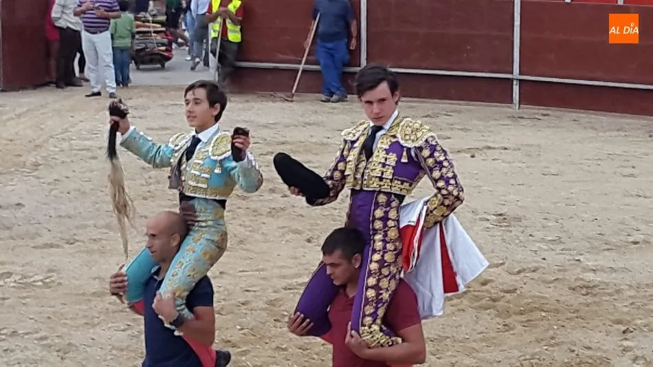 Ambos novilleros salieron a hombros de la plaza de Barruecopardo