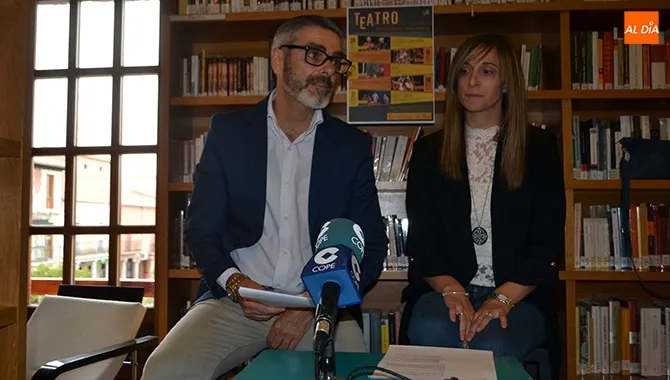 El coordinador cultural del CDS, Carlos Vicente, y la concejal de Cultura, Fátima Manzano