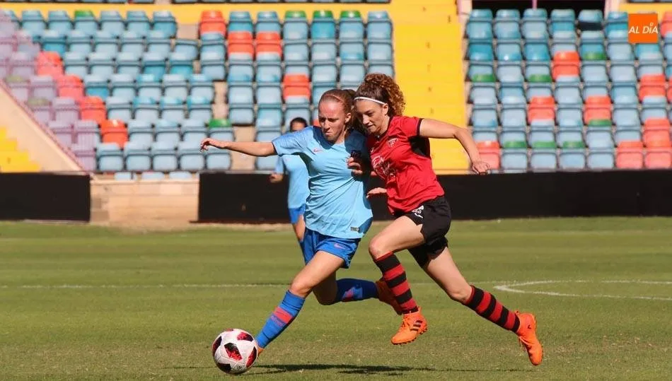 Un encuentro de fútbol femenino en el Helmántico
