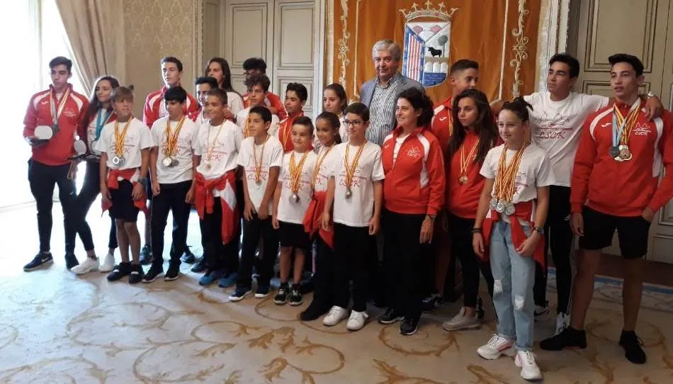 El concejal de Deportes del Ayuntamiento de Salamanca, Javier García Rubio, junto a integrantes del Club Salamanca Canoe Kayak