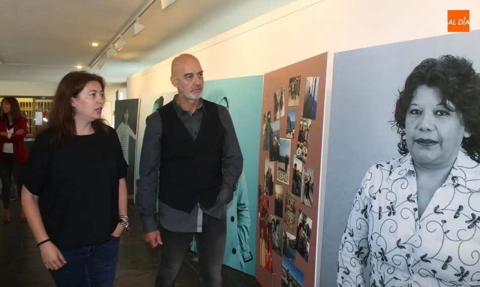 La coordinadora de la muestra y el secretario provincial de CCOO han inaugurado la exposición