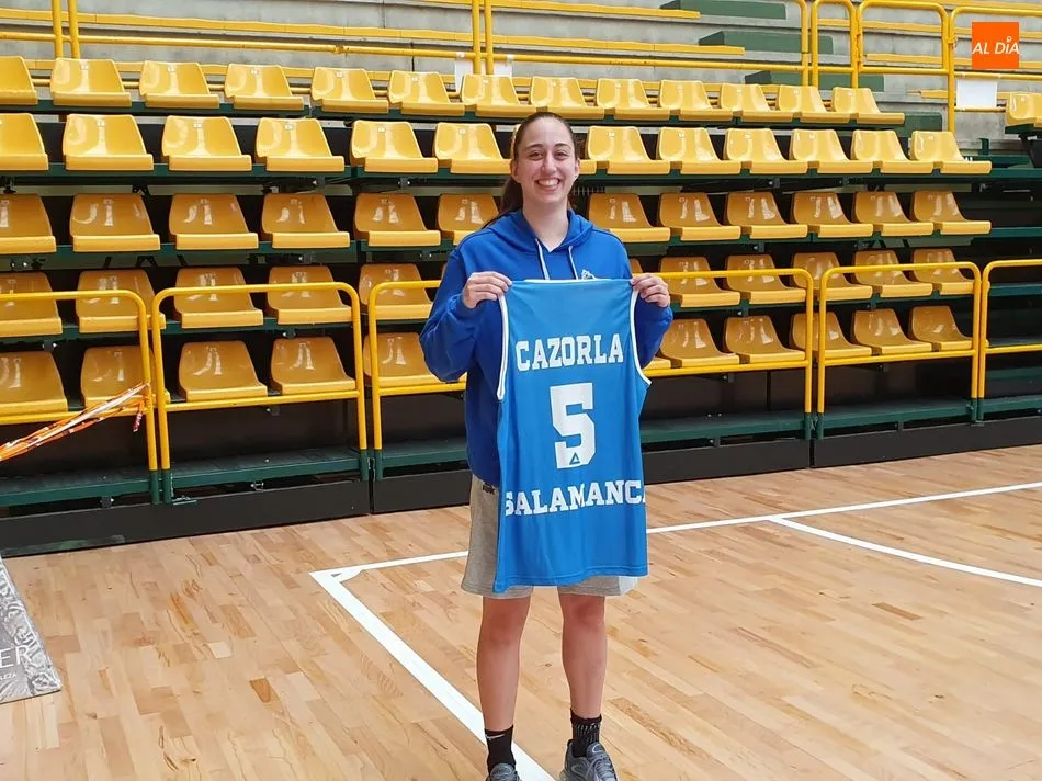 Maite Cazorla, jugadora del Avenida, con la camiseta de su nuevo equipo