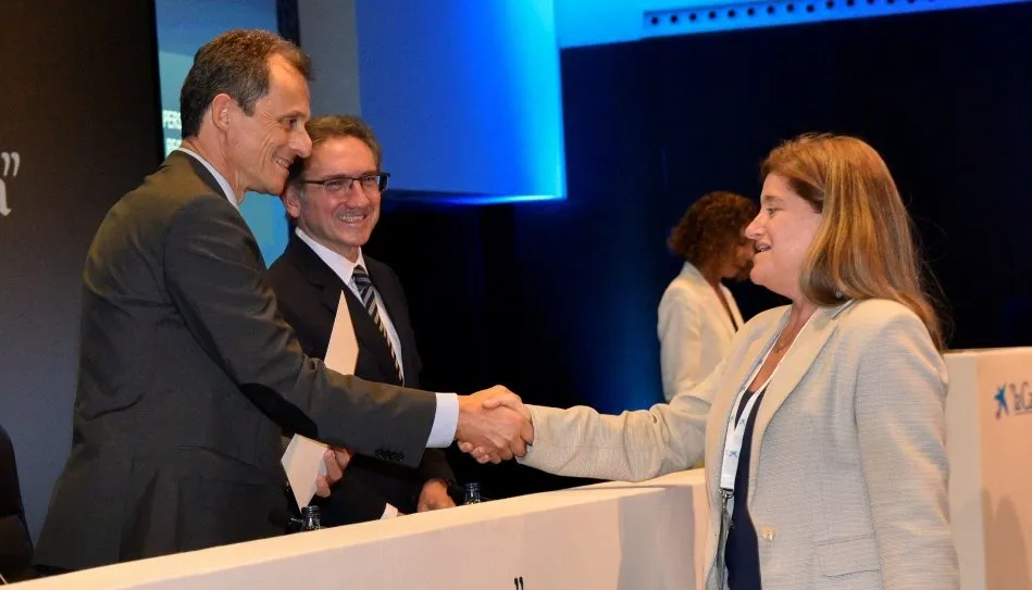 Pedro Duque, ministro de Ciencia, Innovación y Universidades del Gobierno de España, felicita a la investigadora salmantina Susana Marcos