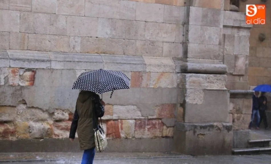 Una persona pasea bajo la lluvia