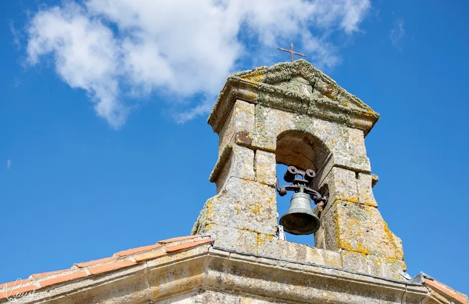 Piedra, metal y cielo