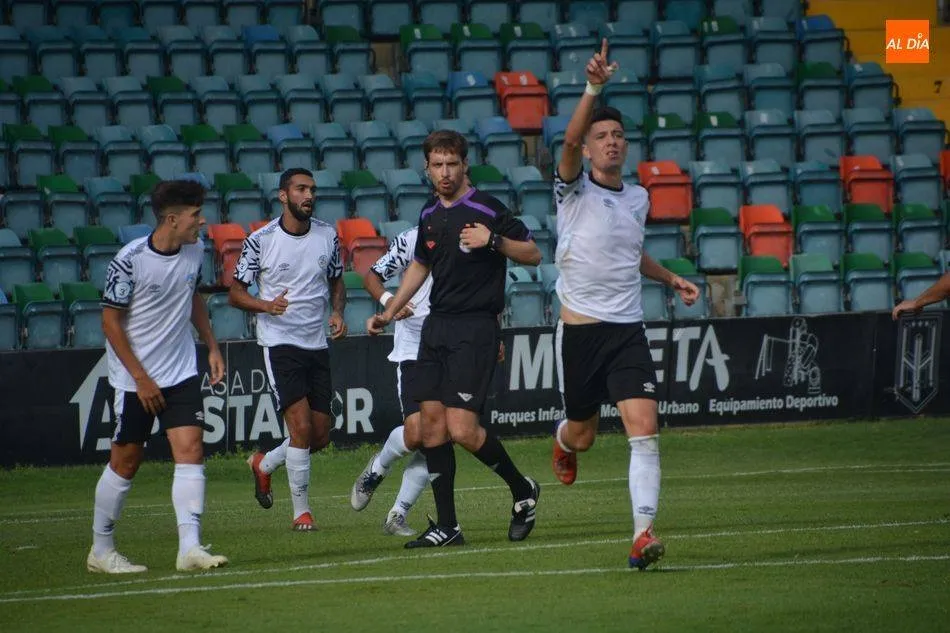Altube celebra un gol