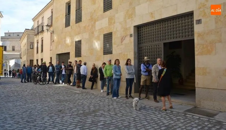Aspirantes a figurantes de esta película en la calle Silencio. Foto de Lydia González