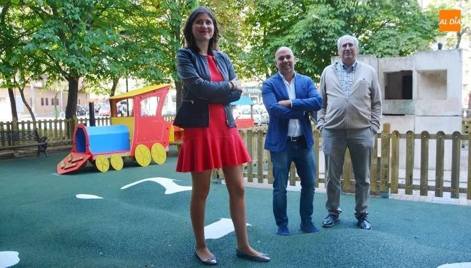 La concejala de Parques y Jardines, Miryam Rodríguez, visita la nueva zona de juegos infantiles. Foto de Lydia González