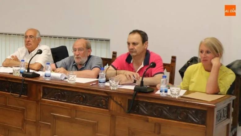 María José Vicente, a la derecha de la imagen, junto al resto de concejales socialistas de Vitigudino