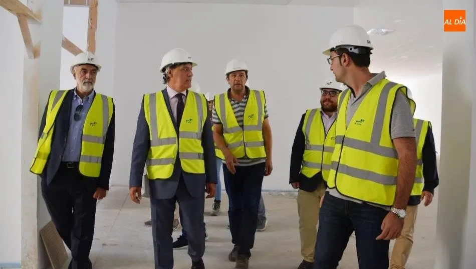 El alcalde de Salamanca, Carlos García Carbayo, en su visita a las obras del nuevo Centro de Convivencia Victoria Adrados. Foto de Lydia González