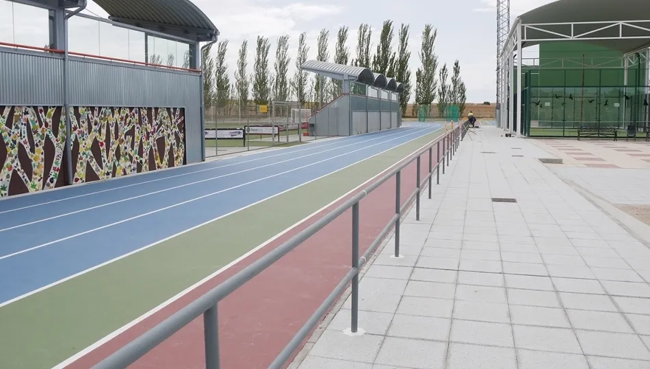 Barandilla perimetral de la pista de atletismo de Carbajosa