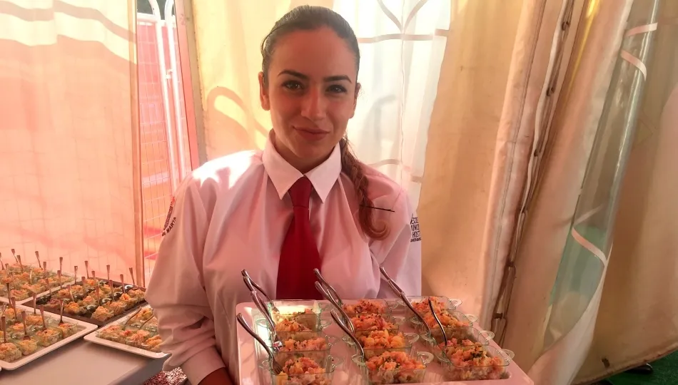 Una de las alumnas de la Escuela de Hostelería de Santa Marta de Tormes en el catering de la Vuelta a España