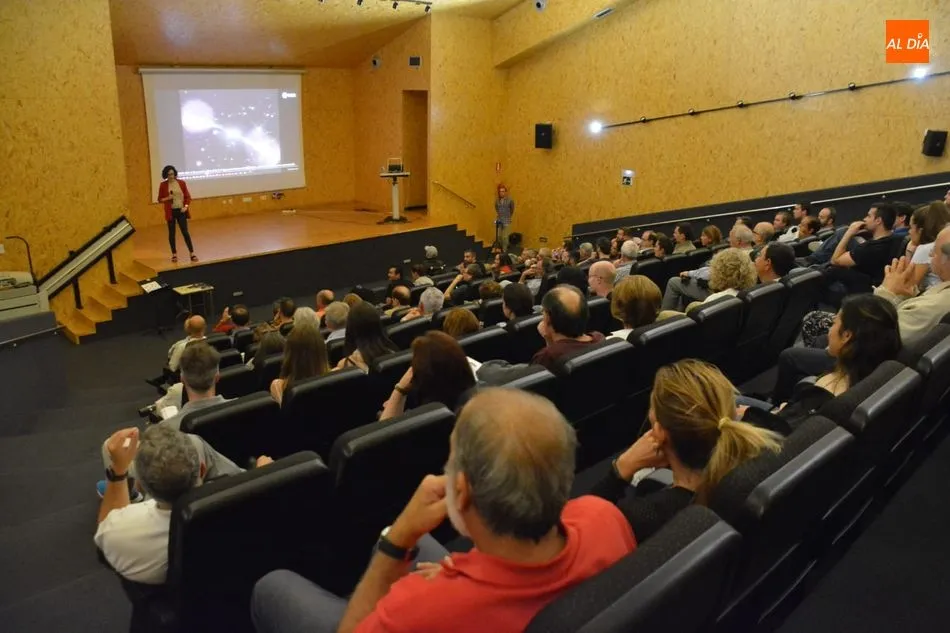 Público en el acto / Lydia González