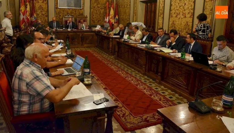 Bautista, primero por la izquierda, en na sesión anterior del pleno de la Diputación