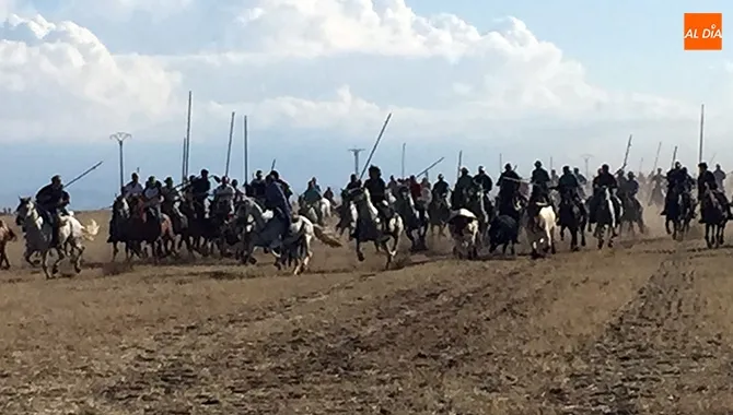 Varios cientos de personas participaban en el encierro a caballo de Madrigal