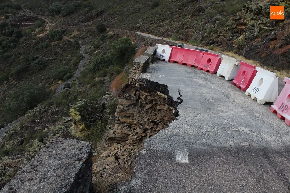 Parte de la calzada se desprendió por efecto del temporal en la DSA-235