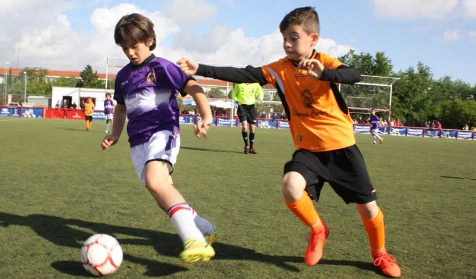Sigo viendo algunos entrenamientos de niños (menores de 14 años) y me sigue sorprendiendo que se les entrene con circuitos físicos y con muy pocos juegos aplicativos para que estén en contacto permanente con la pelota