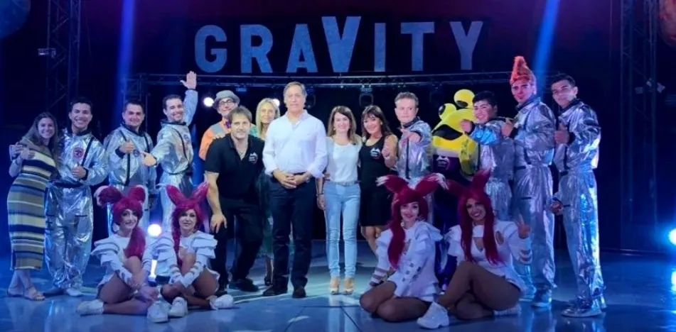 El alcalde, Carlos García Carbayo, posa con los integrantes de Stellar Circus