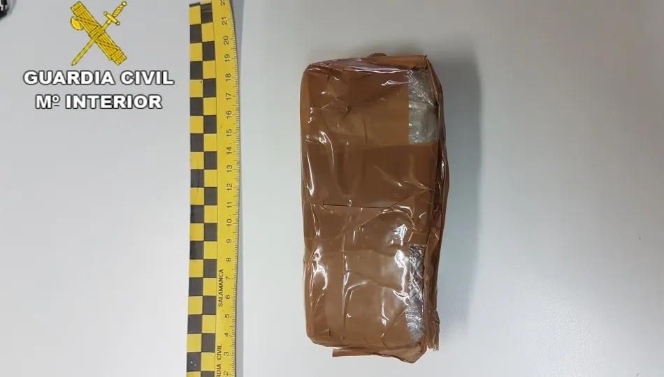 Paquete con la droga intervenida en esta actuación de la Guardia Civil