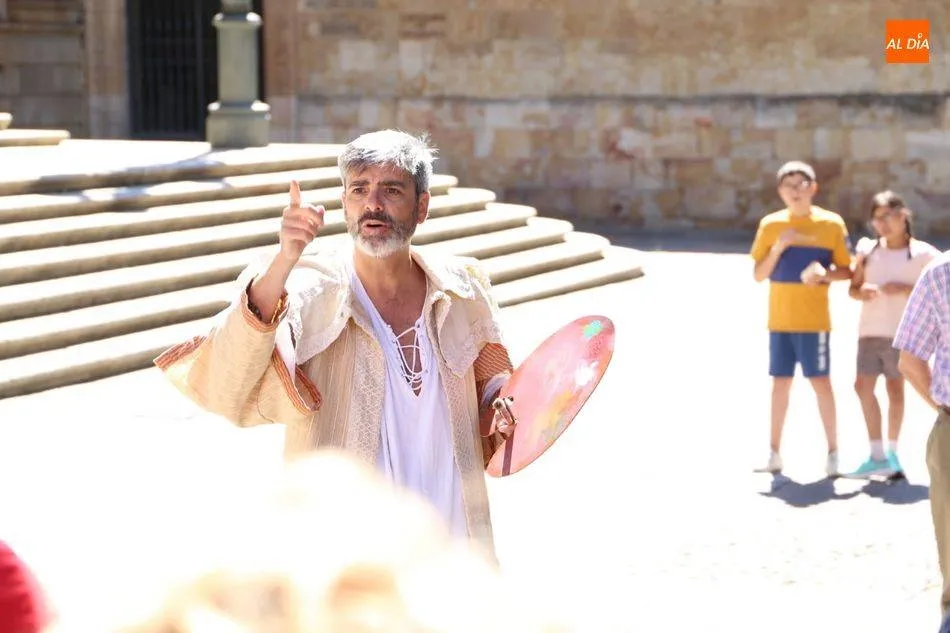 El actor Carlos Vicente en la ruta teatralizada ‘Salamanca, tu tiempo es de piedra y oro’