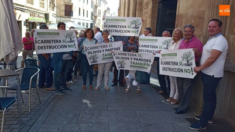 Miembros de la plataforma ciudadana de San Esteban de la Sierra, a las puertas de la Diputación