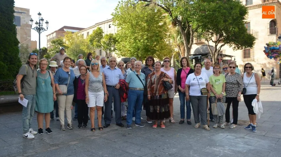 Participantes en el paseo guiado por los parques de la ciudad. Foto: Lydia González