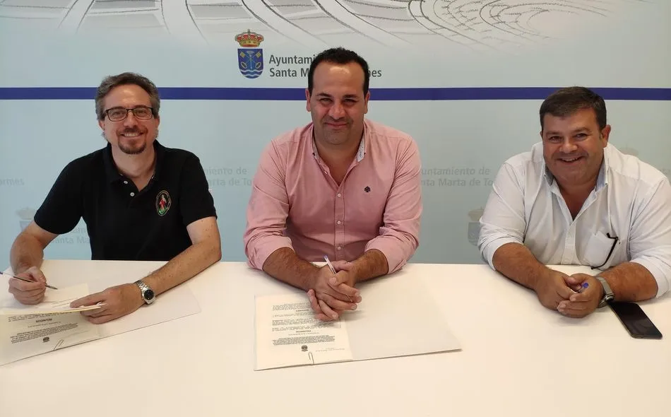 Firma del nuevo convenio en el Ayuntamiento de Santa Marta