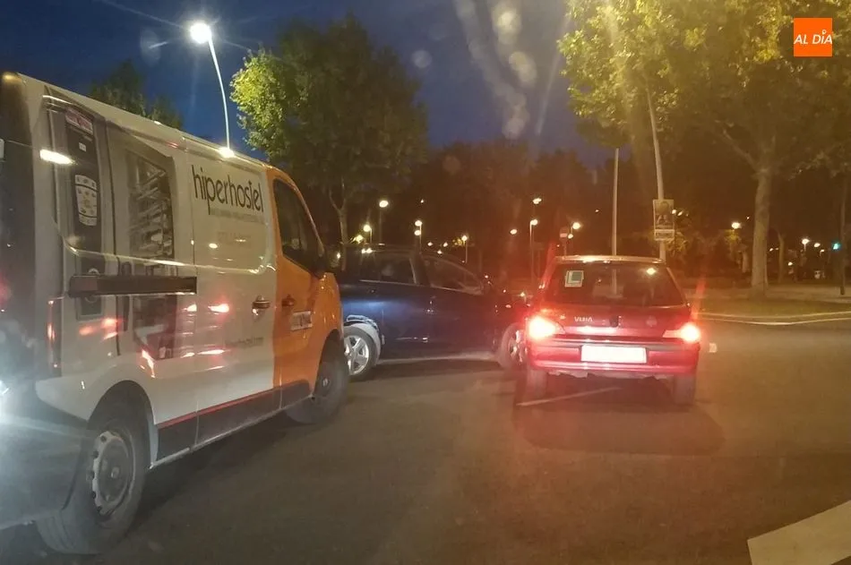Colisión entre dos turismos en la rotonda del Multiusos. Foto: Lydia González