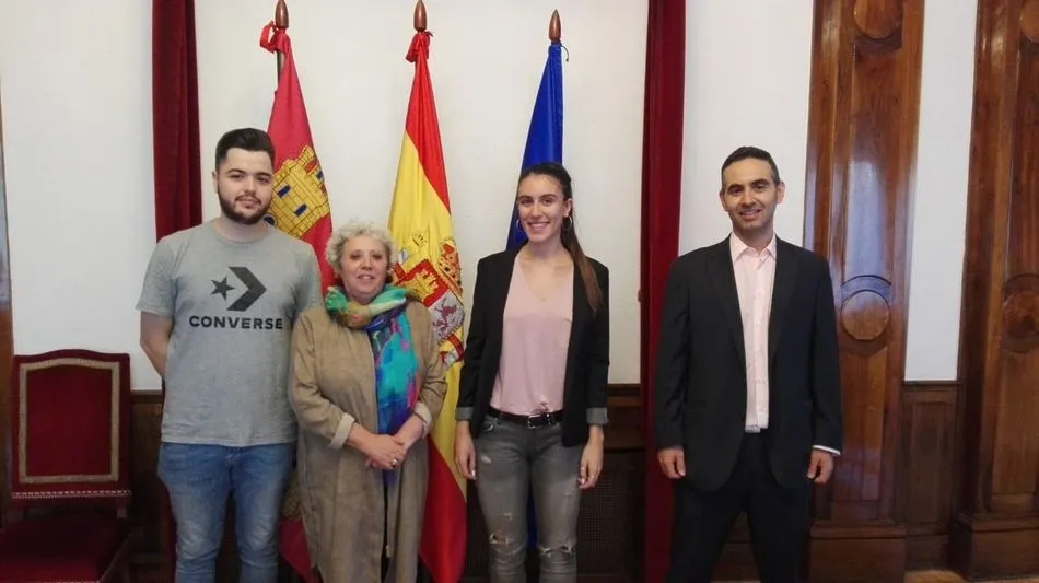 Los alumnos han sido recibidos por la subdelegada Encarnación Pérez y el vicesecretario general, Óscar García  Prieto