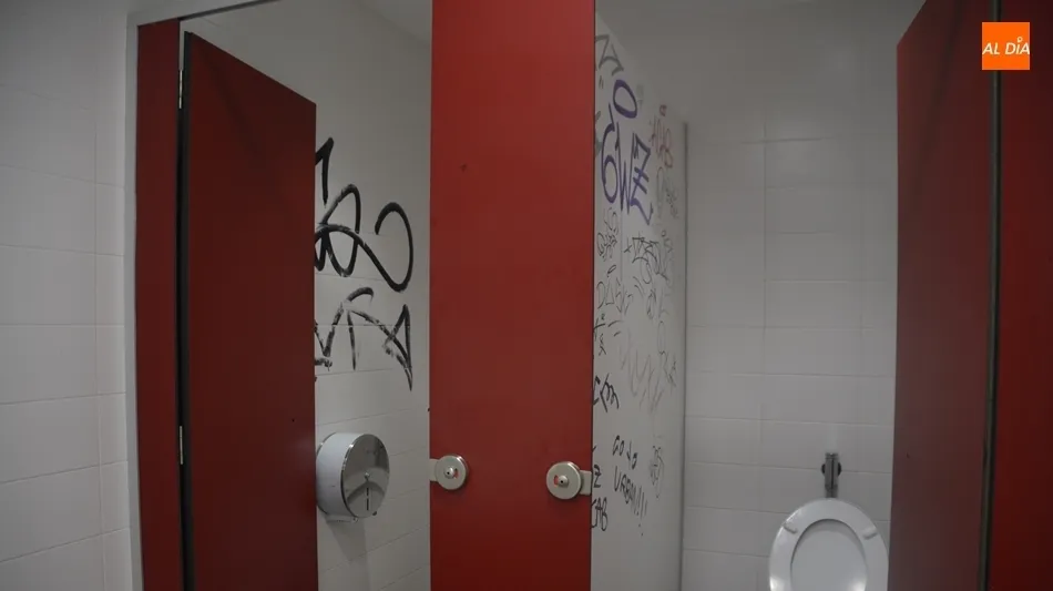 Pintadas en las paredes y puertas de los baños de la estación de autobuses