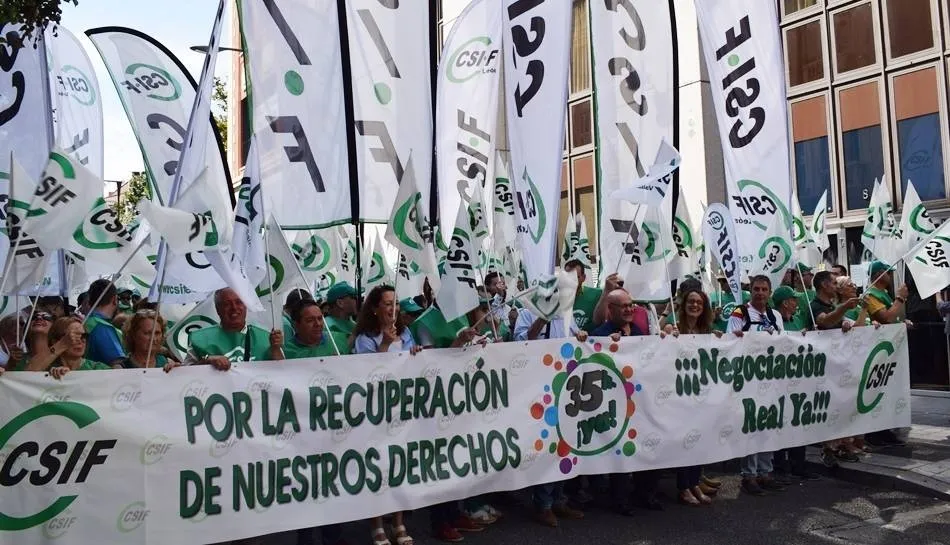 Imagen de archivo de una de las manifestaciones de los sindicatos para exigir las 35 horas semanales