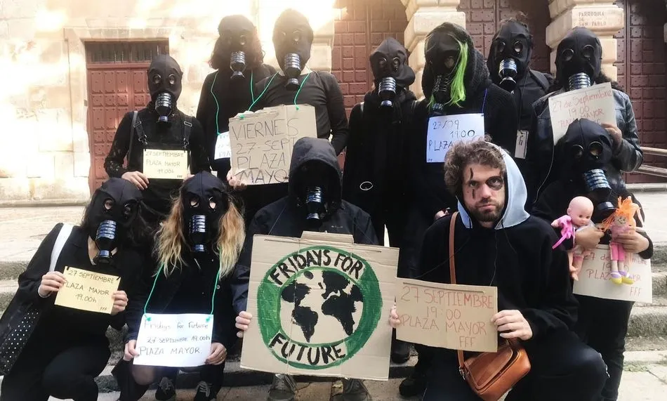 Personas con máscaras de gas hechas a mano y todas vestidas de negro