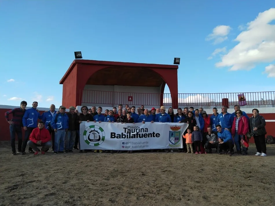 Socios de Pasión Taurina Babilafuente, en la ganadería Peñatella