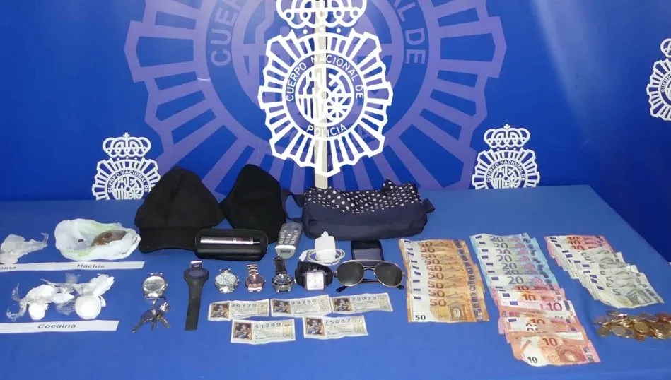 Material que llevaba el detenido