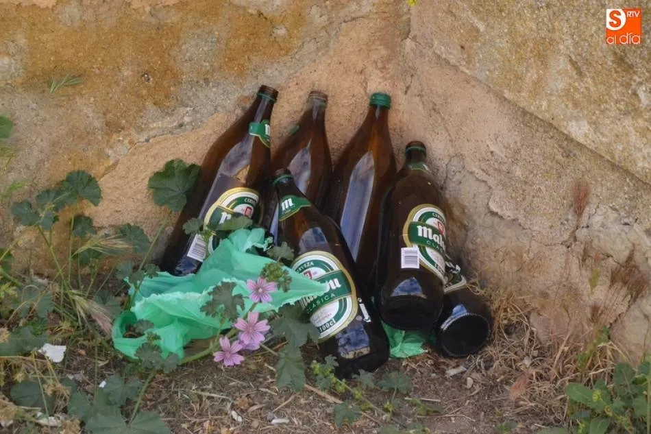 Varias litronas en plena calle