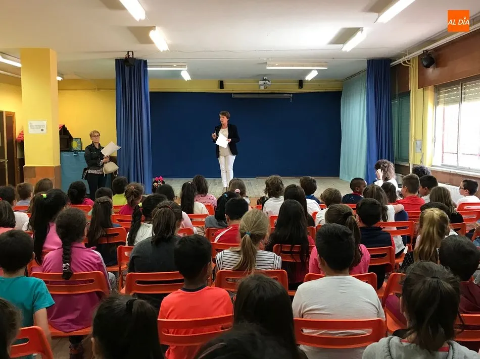 Lectura del manifiesto del Alzheimer en el Colegio Miguel de Cervantes