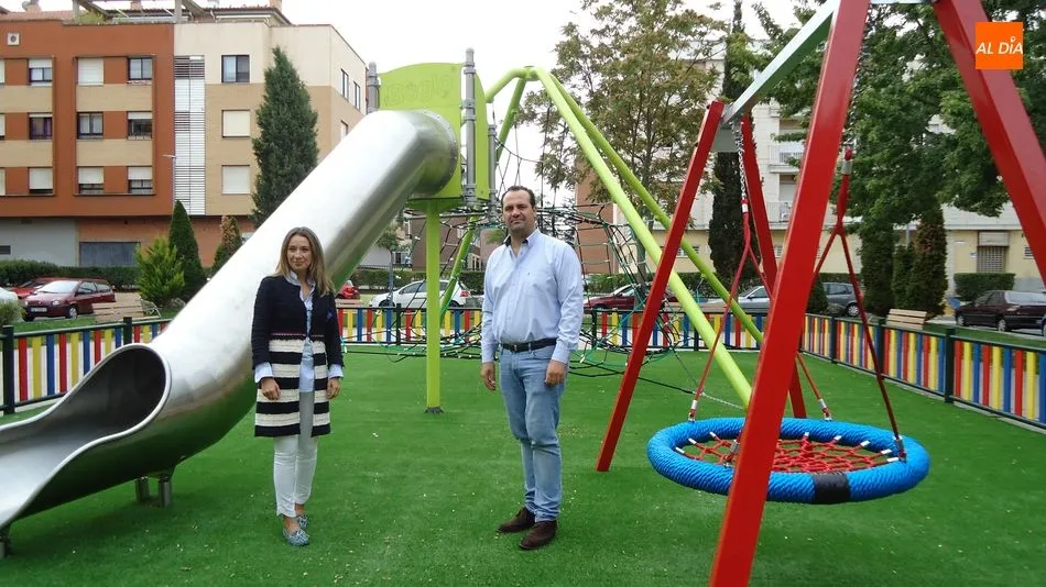El alcalde, David Mingo, y la concejala Marta Labrador, en la inauguración del parque infantil