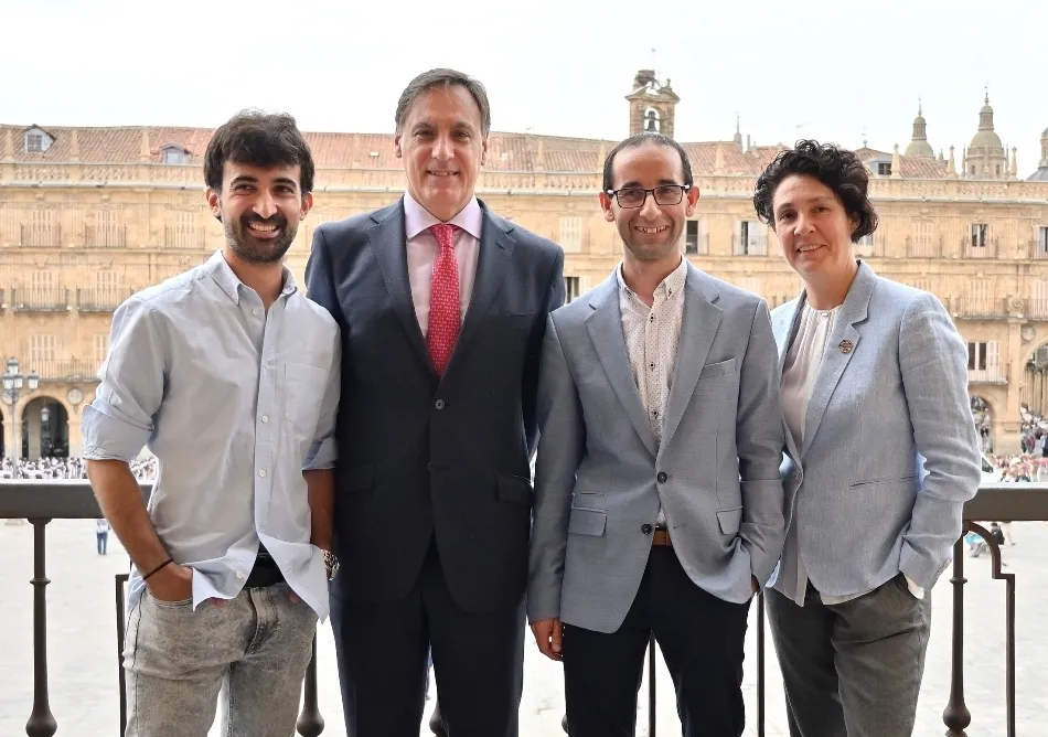 El alcalde de Salamanca, Carlos García Carbayo, junto a los científicos Javier González Miguel y Jesús María Marín Benito