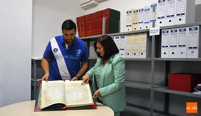 La alcaldesa Carmen Ávila y el concejal Antonio Poveda presentaban los 20 tomos donados por la familia De Dios Hilario al archivo municipal