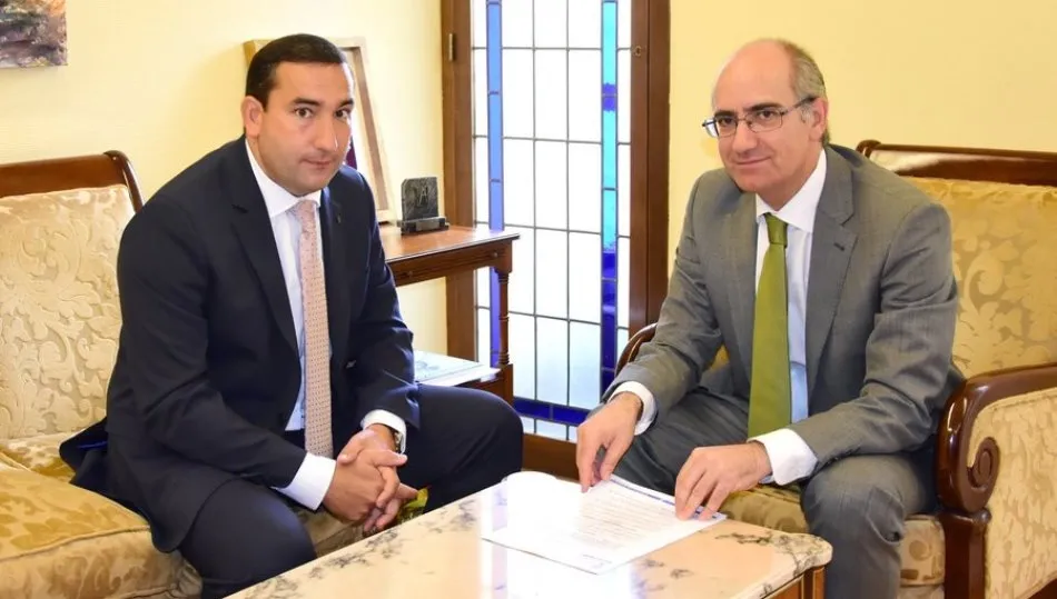 El presidente de la Diputación de Salamanca, Javier Iglesias, a la derecha, junto al delegado territorial de la Junta de Castilla y León, Eloy Ruiz