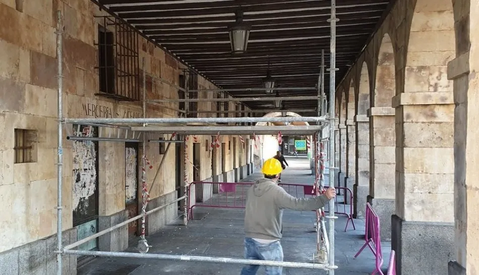 Instalación de andamios en los soportales de la Plaza Mayor