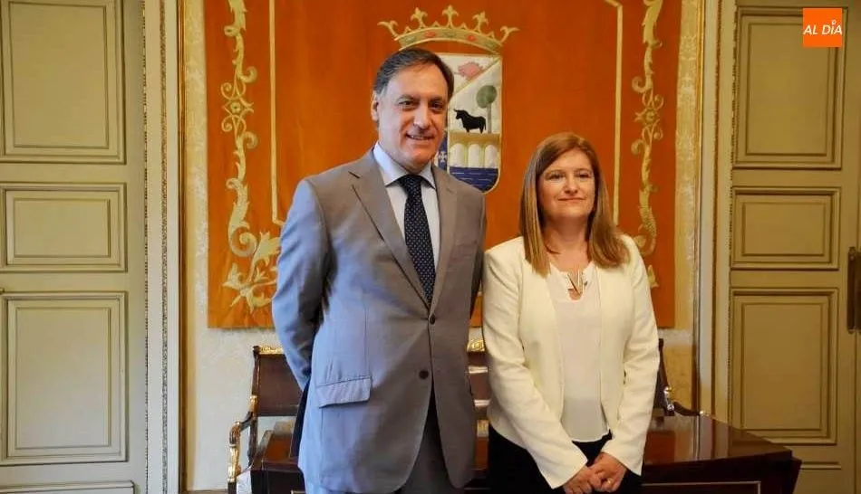El alcalde de Salamanca, Carlos García Carbayo, junto a la destacada científica salmantina Susana Marcos, Premio Nacional de Investigación 2019. Foto de Lydia González